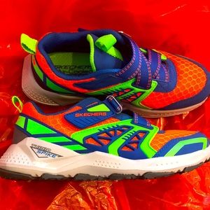 Sketchers little boys (7yrs) size 3 sneakers.